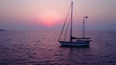 Turkuaz lagünün beyaz kumlu arka planında sakin deniz kıyısı tatilinin insansız hava manzarası.