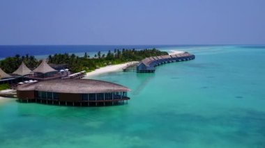 Lüks deniz manzaralı hava manzaralı plaj yolculuğu. Beyaz kum arka planlı mavi bir göl.