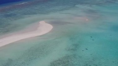 Gökyüzü insansız hava aracı turizmi. Gökyüzü turistik plaj yolculuğu. Mavi deniz ve beyaz kumlu arka plan.