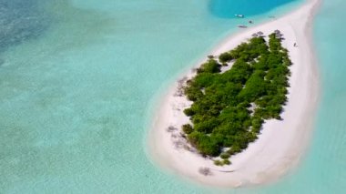 Mavi deniz ve beyaz kumlu arka planda rahatlatıcı deniz manzaralı deniz manzaralı drone manzarası