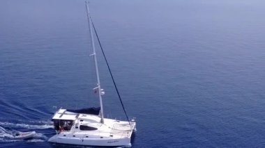 Parlak kumlu arka planlı mavi okyanus kıyısında tropikal sahil gezisinin gökyüzü
