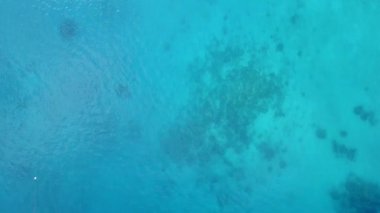 Tropikal körfez sahil tatilinin hava aracı deniz manzarası mavi su ve parlak kum arka planı