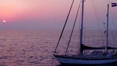 Lüks turistik plaj yolculuğunun sığ okyanus ve beyaz kum arka planında gökyüzü