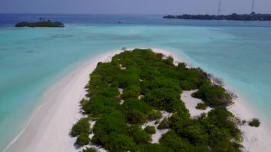 Cennetin insansız hava aracı desenli deniz kıyısı tatili, beyaz kum arka planlı mavi yeşil okyanus.
