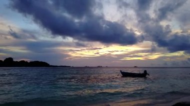 Mavi deniz ve beyaz kum arka planındaki lüks tatil köyünün havadan manzarası.