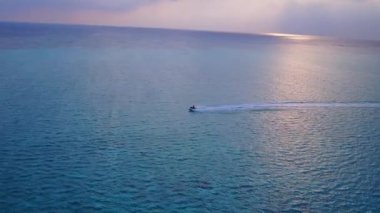 Mavi deniz ve beyaz kumlu arka planda tropikal turist plaj yaban hayatının insansız hava aracı soyutlaması