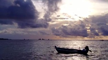 Rahatlatıcı Körfez Sahili 'nin hava aracı manzarası beyaz kumlu arka planla mavi okyanusu yarıp geçiyor.