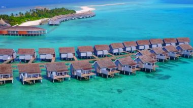 Mavi deniz kıyısında, temiz kumlu arka planda sakin deniz manzarası.