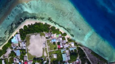 Koyun sahil yaşam tarzının bembeyaz kum arka planına sahip şeffaf su vasıtasıyla hava aracı dokusu.