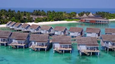 Lüks deniz manzaralı sığ deniz manzaralı deniz manzaralı ve beyaz kumlu arka plan