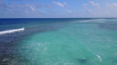 Mavi yeşil sularda temiz arka planda egzotik turist plajı gezisinin insansız hava aracı soyutlaması.