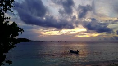 Turkuaz su ve beyaz kumlu arka planla turistik plaj maceralarını rahatlatan hava manzarası