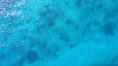 Beyaz kumlu arka planlı şeffaf okyanus tarafından lüks deniz kıyısı manzarası