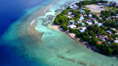 Beyaz kum arka planlı sığ okyanus boyunca mükemmel tatil yeri seyahati.