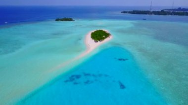 Beyaz kumlu arka planlı mavi yeşil lagünün yanında tropikal lagünün hava aracı manzarası