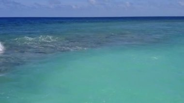 Mavi deniz ve beyaz kum arka planındaki mükemmel turist turizminin insansız hava aracı görüntüsü