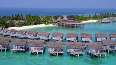 Sahil sahil manzaralı deniz manzaralı mavi deniz manzaralı beyaz kum arka planlı