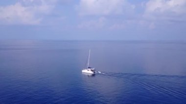 Gökyüzü gökyüzü cennet gölü plaj yolculuğu Aqua mavi göl ve beyaz kumlu arka plan
