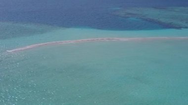 Sakin sahil saatinin insansız hava aracı görüntüsü. Temiz kum arka planına sahip sığ bir göl kenarında.