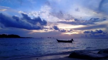 Turkuaz okyanusun beyaz kumlu arka planına sahip mükemmel sahil sahil yaşam tarzının hava aracı dokusu