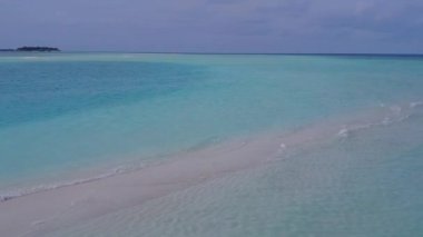Dron görüntüsü deniz kıyısı turizmi şeffaf deniz kenarında temiz kum arka planına sahip