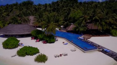 Mavi okyanus ve beyaz kumlu arka planda tropikal körfez sahil tatilinin hava aracı manzarası