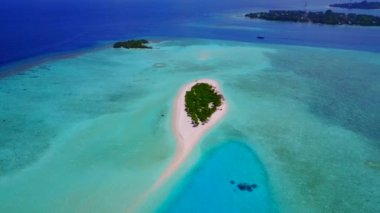 Mavi deniz ve beyaz kumlu arka planda rahatlatıcı ada turizmi