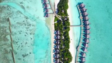 Aqua blue lagoon 'un beyaz kum zeminli tropikal sahil maceralarının gökyüzü.