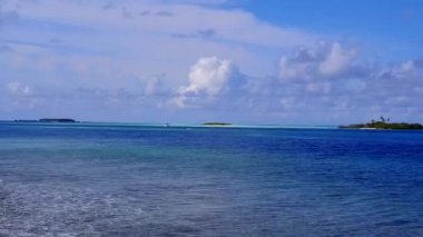 Mavi yeşil lagünün temiz arka planına sahip dinlendirici tatil köyü sahili manzarası