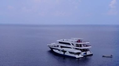 Beyaz kumlu arka planlı şeffaf deniz kıyısındaki güzel sahil manzarası.