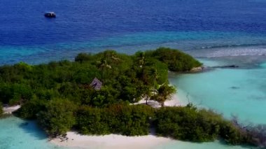 Beyaz kumlu arka planda mavi yeşil su ile egzotik lagün plajı yaşam tarzının insansız hava aracı yolculuğu