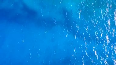 Mükemmel sahil şeridinin insansız hava aracı soyutlaması temiz lagün ve beyaz kumlu arka plandan geçiyor.