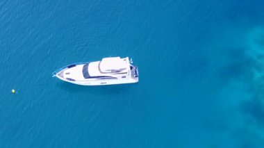 Cennet deniz manzaralı deniz manzaralı mavi deniz manzaralı ve parlak kumlu arka planda hava aracı yolculuğu.