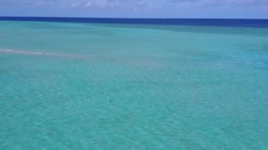 Mavi lagün ve beyaz kumlu arka planda deniz kıyısı yaşam tarzının hava aracı dokusu