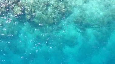 Su mavi suyu ve temiz kumlu arka planda güzel tatil köyü yaşam tarzına sahip hava aracı turizmi