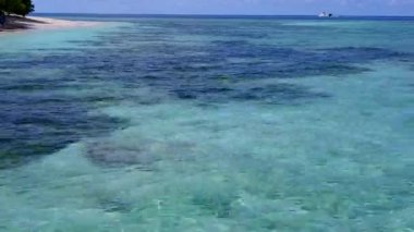 Mavi deniz ve parlak kumlu arka planda lüks turistik plaj yolculuğunun gökyüzü