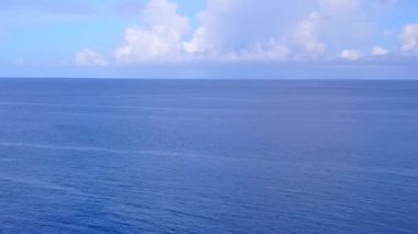 Sakin adanın gökyüzü, beyaz kum arka planlı sığ sularda deniz yolculuğu.