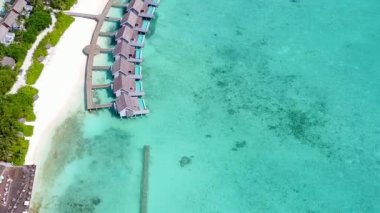 İnsansız hava aracı soyut cennet turistik plaj yolculuğu mavi su ve beyaz kumlu arka plan