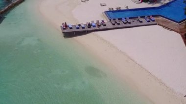 Mavi deniz ve beyaz kumlu arka planda deniz lagününün hava turizmi