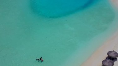 Şeffaf lagünün beyaz kum zeminli sakin turist plaj macerasının hava dokusu