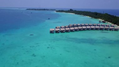 Turkuaz lagünün temiz kumlu arka planına sahip mükemmel deniz kıyısı yaban hayatının insansız hava aracı turizmi