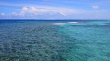 Beyaz kumlu arka planlı mavi okyanus kıyısında tropikal sahil turizmi