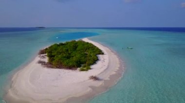 Mavi deniz kıyısında mükemmel bir turist plaj gezisi ve parlak kumlu bir arka plan.