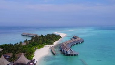 Mavi okyanus kıyısındaki egzotik deniz kıyısının temiz arka planlı hava aracı dokusu.