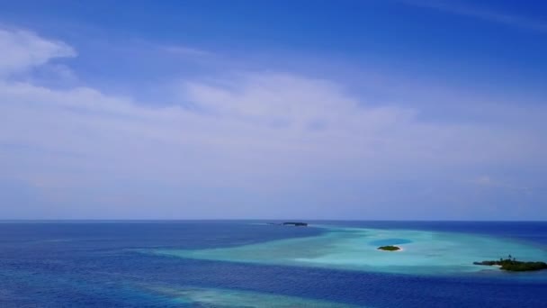 Drone kilátás táj paradicsom sziget strand idő kék zöld víz fehér homokos háttér — Stock videók