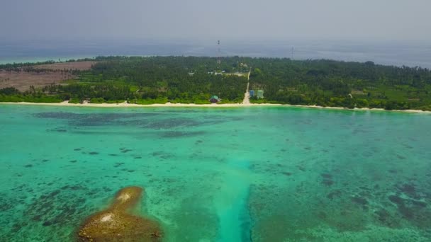Drone aéreo abstracto de idílico Bay Beach Time por mar transparente con fondo de arena limpia — Vídeos de Stock