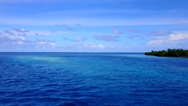 Letecký drone přímořská pláň luxusního letoviska dovolená na pláži aqua modrý oceán a bílé písečné pozadí — Stock video