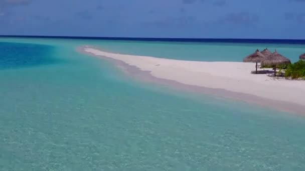 Viagem aérea de férias ilha idílica praia por lagoa azul e fundo de areia brilhante — Vídeo de Stock