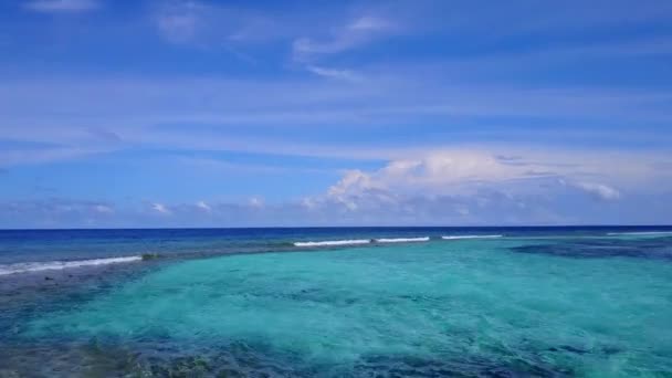 Paisaje de vista aérea de vacaciones tranquilas en la playa de la bahía por el océano claro con fondo de arena limpia — Vídeo de stock