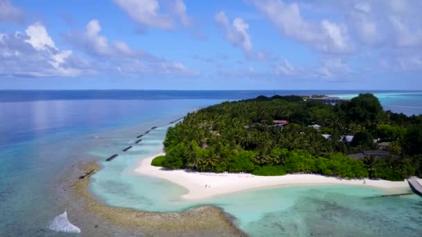 Εναέρια drone θαλασσογραφία της χαλαρωτικής ακτογραμμής παραλία τρόπο ζωής από μπλε θάλασσα με λευκό αμμώδη φόντο — Αρχείο Βίντεο